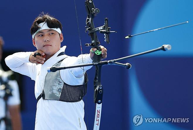 이우석, 다음 라운드를 향해 (파리=연합뉴스) 김도훈 기자 = 31일(현지시간) 프랑스 파리 레쟁발리드 양궁 경기장에서 열린 2024 파리올림픽 양궁 남자 개인전 64강전에서 이우석이 활시위를 놓고 있다. 2024.7.31 superdoo82@yna.co.kr