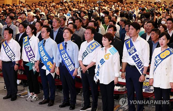 애국가 부르는 최고위원 후보 (광주=연합뉴스) 조남수 기자 = 4일 오전 광주 서구 김대중컨벤션센터에서 열린 더불어민주당 당 대표·최고위원 후보자 합동연설회에서 당 대표·최고위원 후보를 비롯한 박찬대 대표 직무대행 등 참석자들이 손팻말을 들고 퍼포먼스를 하고 있다. 2024.8.4 iso64@yna.co.kr