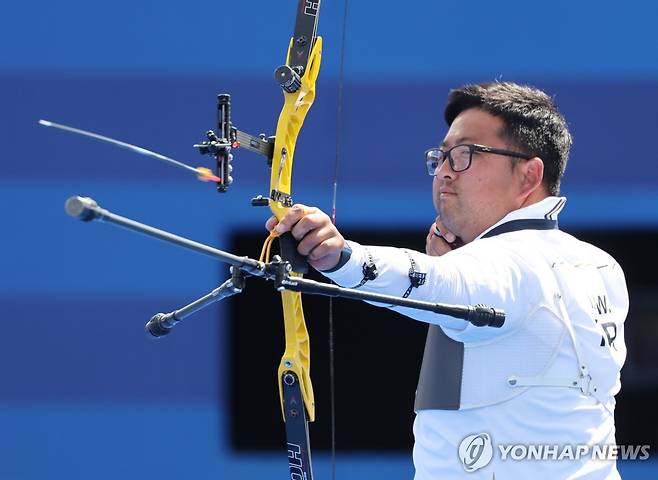 김우진, 금을 향해 (파리=연합뉴스) 임화영 기자 = 4일(현지시간) 프랑스 파리 레쟁발리드에서 열린 2024 파리올림픽 양궁 남자 개인전 미국의 브레이디 엘리슨과의 결승전에서 한국 김우진이 활시위를 놓고 있다. 2024.8.4 hwayoung7@yna.co.kr