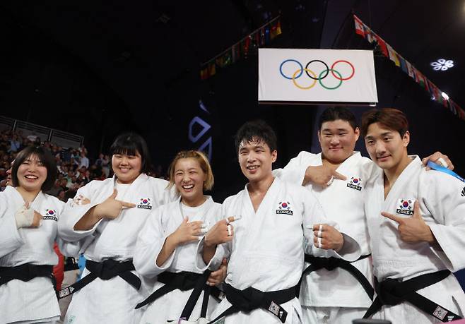 3일(현지시간) 프랑스 파리 샹드마르스 경기장에서 열린 2024 파리올림픽 유도 혼성단체전 동메달결정전에서 독일을 꺾고 동메달을 따낸 한국 선수들이 카메라 앞에서 포즈를 취하고 있다. (사진=연합뉴스)