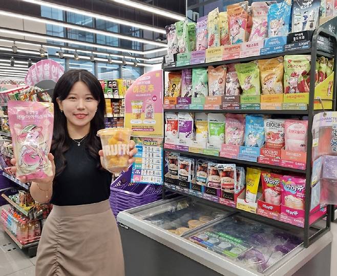 CU에서 한 모델이 아이스 망고컵과 복숭아 아이스티를 들어보이고 있다. (사진=BGF리테일)