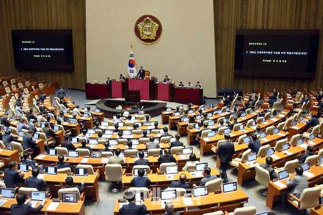 지난 1일 서울 여의도 국회에서 열린 본회의에서 더불어민주당 주도로 ‘2024년 민생회복지원금 지급을 위한 특별조치법안’(대안)이 상정되고 있다.(사진=이데일리)