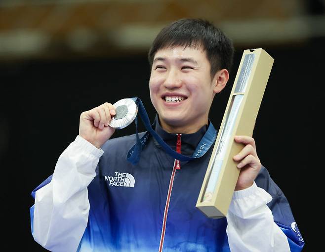 대한민국 사격 대표팀 조영재가 5일(한국시간) 프랑스 샤토루 슈팅 센터에서 열린 2024 파리올림픽 사격 25m 속사권총 시상식에서 은메달을 수여 받은 후 포즈를 취하고 있다.(사진=뉴스1)
