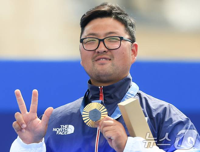 대한민국 남자 양궁 대표팀 김우진 선수가 4일 오후(한국시간) 프랑스 파리 앵발리드에서 2024 파리올림픽 남자 양궁 개인전 시상식에서 수여 받은 금메달을 들어보이고 있다. 2024.8.4/뉴스1 ⓒ News1 박정호 기자