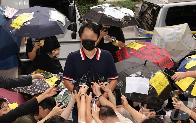 티몬과 위메프의 정산·환불 지연 사태가 지속되고 있는 28일 오후 서울 강남구 큐텐 본사 앞에서 피해자들이 사태 해결을 촉구하는 문구를 붙인 우산을 쓴 채 시위하고 있다. 2024.7.28/뉴스1 ⓒ News1 장수영 기자