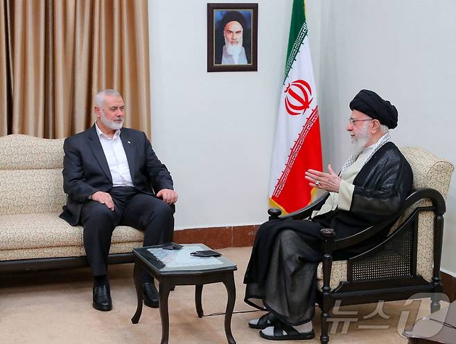 팔레스타인 무장정파 하마스의 정치국 최고 지도자 이스마일 하니예가 30일 (현지시간) 마수드 페제시키안 이란 대통령의 취임식에 참석하기 위해 테헤란을 방문 중 아야톨라 세예드 알리 하메네이 이란 최고 지도자와 만나고 있다. 2024.08.01 ⓒ AFP=뉴스1 ⓒ News1 우동명 기자