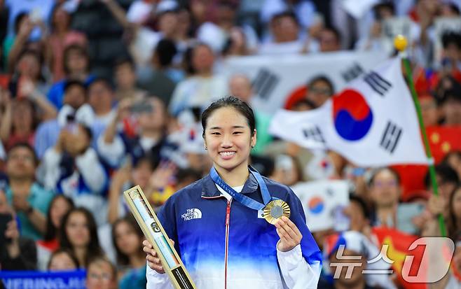 대한민국 배드민턴 대표팀 안세영이 5일 오후(한국시간) 프랑스 파리 라 샤펠 아레나에서 열린 2024 파리올림픽 배드민턴 여자 단식 시상식에서 수여 받은 금메달을 들어보이고 있다. 2024.8.5/뉴스1 ⓒ News1 박정호 기자