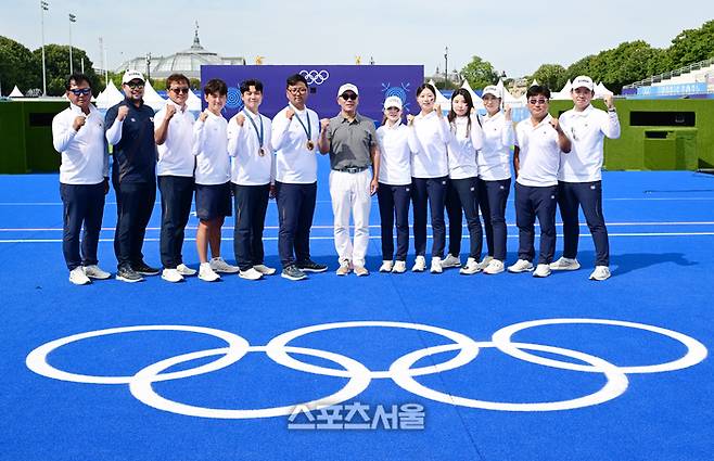 대한양궁협회장 겸 현대차그룹 정의선 회장(가운데)이 4일(한국 시간) 프랑스 파리 앵발리드에서 열린 파리올림픽 양궁 남자 개인 결승전 이후 대회에 걸린 5개의 금메달을 모두 따낸 남녀 양궁 대표팀과 함께 기념촬영을 하고 있다. 2024. 8. 4.  파리 | 박진업 기자 upandup@sportsseoul.com