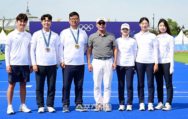 대한양궁협회장 겸 현대차그룹 정의선 회장(가운데)이 4일(한국 시간) 프랑스 파리 앵발리드에서 열린 파리올림픽 양궁 남자 개인 결승전 이후 대회에 걸린 5개의 금메달을 모두 따낸 남녀 양궁 대표팀과 함께 기념촬영을 하고 있다. 왼쪽부터 김제덕, 이우석, 김우진, 정의선 회장, 전훈영, 임시현, 남수현. 2024. 8. 4.  파리 | 박진업 기자 upandup@sportsseoul.com