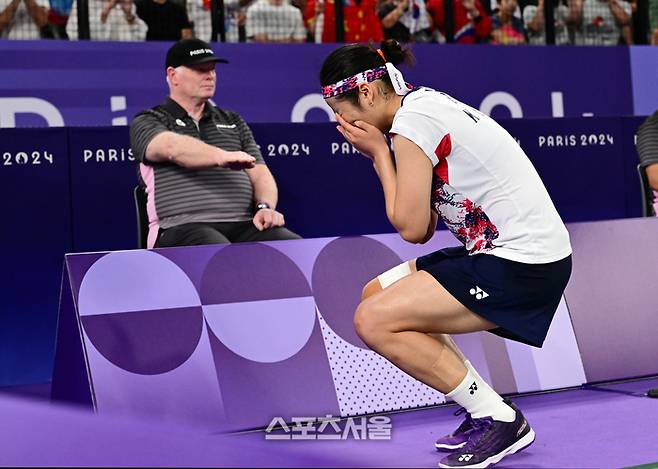 배드민턴 국가대표 안세영이 5일(한국 시간) 프랑스 파리 포르트 드 라 샤펠에서 열린 2024 파리올림픽 배드민턴 여자 단식 결승전에서 중국의 허빙자오를 꺾고 금메달을 딴 뒤 눈물을 쏟으며 코트에 주저앉고 있다. 2024. 8. 5.  파리 | 박진업 기자 upandup@sportsseoul.com