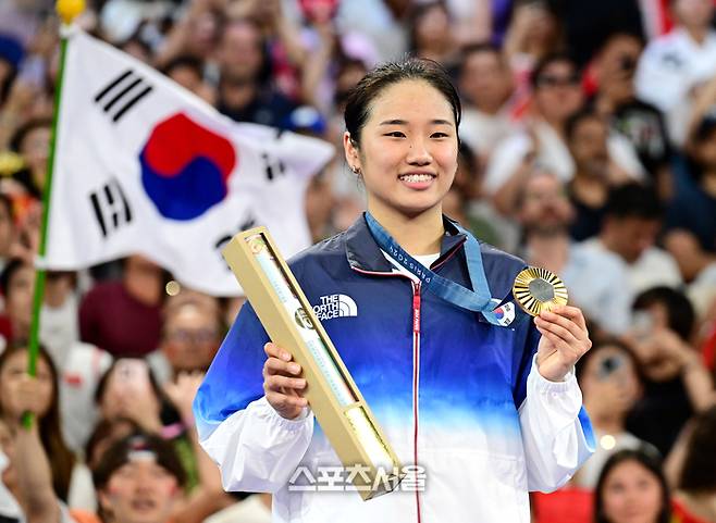 배드민턴 국가대표 안세영이 5일(한국 시간) 프랑스 파리 포르트 드 라 샤펠에서 열린 2024 파리올림픽 배드민턴 여자 단식 결승전에서 중국의 허빙자오를 꺾고 금메달을 딴 뒤 취재진을 향해 포즈를 취하고 있다. 2024. 8. 5.  파리 | 박진업 기자 upandup@sportsseoul.com