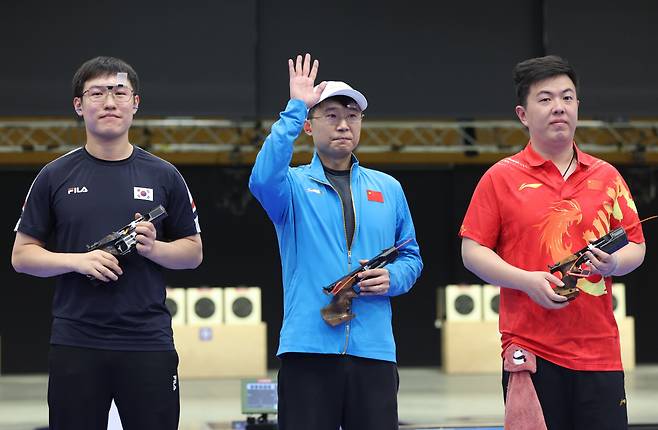 (240805) -- CHATEAUROUX, Aug. 5, 2024 (Xinhua) -- Li Yuehong (C) of China, Cho Yeongjae (L) of South Korea and Wang Xinjie of China are seen after the 25m rapid fire pistol men's final of shooting at the Paris 2024 Olympic Games in Chateauroux, France, Aug. 5, 2024. (Xinhua/Zhao Dingzhe)







<저작권자(c) 연합뉴스, 무단 전재-재배포, AI 학습 및 활용 금지>