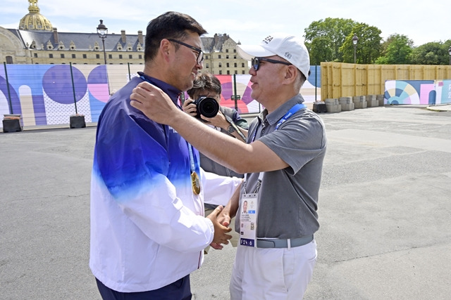 정의선 현대자동차그룹 회장(대한양궁협회 회장)이 4일(현지 시간) 프랑스 파리 레쟁발리드에서 열린 2024 파리 올림픽 양궁 남자 개인전 결승전에서 승리해 금메달을 차지한 한국 김우진 선수와 포옹하고 있다. /대한양궁협회