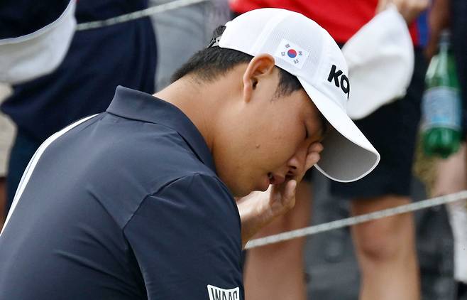 2024파리올림픽 골프 국가대표 김주형이 4일(현지시각) 남자 스트로크 플레이 4라운드 경기를 마치고 눈가를 훔치며 이동하고 있다. /생캉탱앙이블린=올림픽사진공동취재단