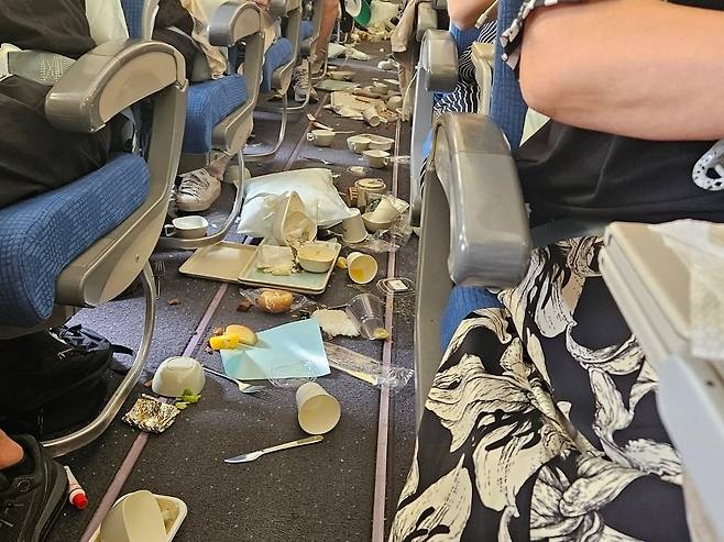 몽골행 비행기가 기내식 제공 시간에 난기류를 만나 기내 안이 어지럽혀진 모습. /X(옛 트위터)