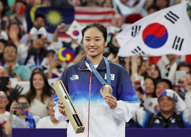 안세영이 5일(현지시각) 프랑스 파리 아레나 포르트 드 라샤펠에서 열린 2024 파리 올림픽 배드민턴 단식 시상식에서 금메달을 목에 걸고 기뻐하고 있다. ⓒ 뉴시스