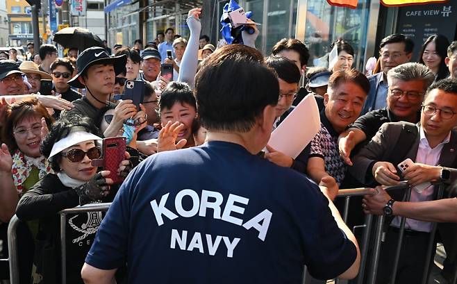 윤석열 대통령이 여름휴가 첫날인 5일 오후 경남 통영중앙시장을 찾아 시민들과 인사를 나누고 있다. 2024.8.5. 대통령실 제공