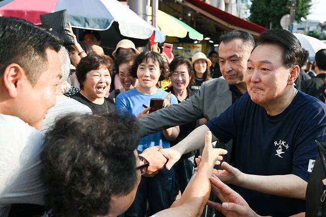 윤석열 대통령이 여름휴가 첫날인 5일 오후 경남 통영중앙시장을 찾아 시민들과 인사를 나누고 있다. 2024.8.5. 대통령실 제공