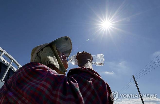 지난 1일 경북 고령군 다산면 한 농경지에서 농민이 고추 수확 중 물을 마시며 더위를 식히고 있다. 연합뉴스