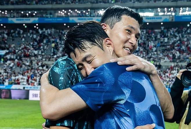 손흥민(토트넘홋스퍼, 앞쪽)과 김민재(바이에른뮌헨). 쿠팡플레이 제공