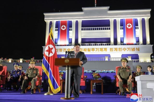 북한의 중요 군수기업소들에서 생산된 250대의 신형 전술탄도미사일 발사대가 ‘국경 제1선 부대들’에 인도되는 의식이 4일 밤 평양에서 열렸다고 노동신문이 5일 1~3면에 펼쳐 보도했다. 김정은 조선노동당 총비서 겸 국무위원장은 기념식 연설에서 “전술핵의 실용적 측면에서 효과성을 제고하게 됐다”며 “적들의 무분별한 도발책동에 대한 확실하고 압도적인 견제력을 보유하게 됐다”고 자평했다. 사진 오른쪽 구석에 김정은 총비서의 딸 김주애양이 앉아 있다. 조선중앙통신 연합뉴스