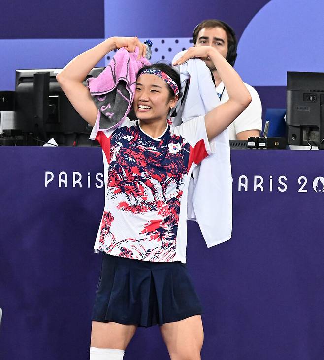 안세영이 5일(현지시각) 파리 라 샤펠 아레나에서 열린 2024 파리올림픽 배드민턴 여자 단식 결승전에서 승리한 뒤 관중들에게 하트 표시를 하고 있다. 파리/올림픽사진공동취재단