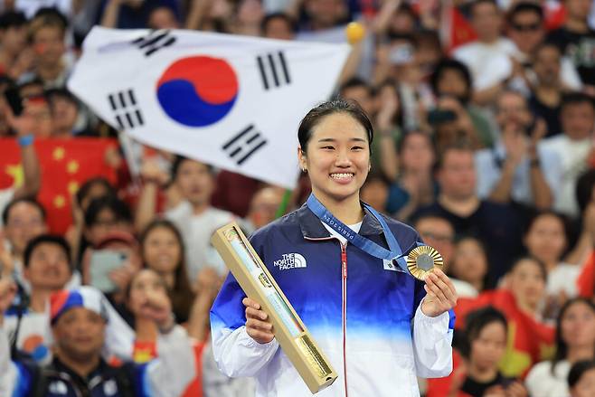 안세영이 5일(현지시각) 파리 라샤펠아레나에서 열린 2024 파리올림픽 배드민턴 여자 단식 결승전 시상식에서 기뻐하고 있다. 파리/올림픽사진공동취재단