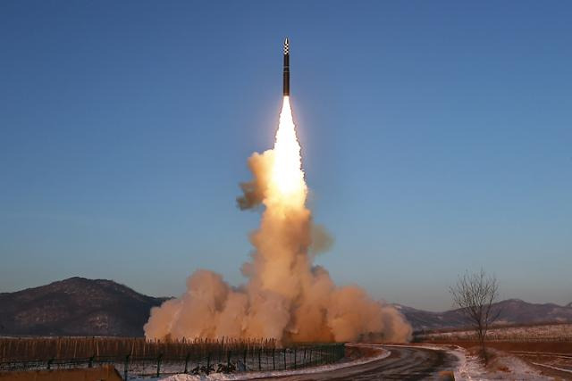 북한 신형 대륙간탄도미사일(ICBM) 화성-18. 평양=노동신문 뉴스1