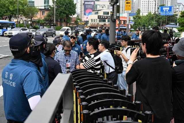 5일 서울 용산구 전쟁기념관 앞 인도에서 경찰이 '임성근 전 해병대 1사단장 명예전역 반대 서명' 제출을 위해 이동하는 취재진과 임태훈 군인권센터 소장을 막고 있다. 정다빈 기자