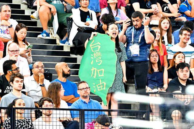 2024 파리올림픽 배드민턴 준결승 경기가 열린 파리 포르트드라샤펠 경기장에서 지난 2일 한 대만 여성이 '대만 파이팅'이라는 문구가 적힌 녹색 현수막을 들고 함성을 외치고 있다. 타이베이타임스 홈페이지 캡처