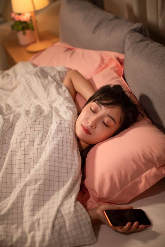 만세 자세로 자는 것이 편하다면 '어깨충돌증후군'이 이미 생겼을 가능성이 있다./사진=게티이미지뱅크