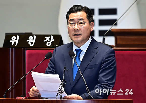 박찬대 더불어민주당 원내대표가 5일 오후 서울 여의도 국회에서 열린 의원총회에서 발언하고 있다. [사진=곽영래 기자]