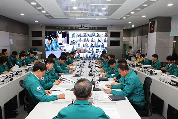 5일 포항시가 2층 재난안전상황실에서 '폭염 및 온열질환에 따른 긴급 비상대책회의'를 열고 있다. [사진=포항시청]