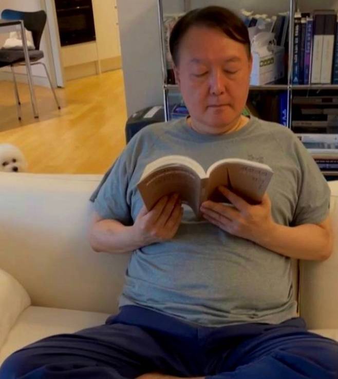 지난 2021년 여름휴가 중인 당시 윤석열 국민의힘 대선 예비후보가 독서를 하는 모습. (윤 대통령 SNS 갈무리)
