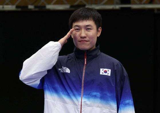 사격 국가대표 조영재가 5일(현지시간) 프랑스 샤토루 CNTS사격장에서 열린 2024파리올림픽 사격 25ｍ 속사 권총 결선에 출전해 은메달을 확정 후 시상대에 올라 거수경례 하고 있다. 샤토루=김성룡 기자