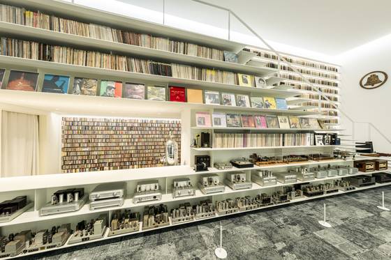라운지에는 비틀즈 컬렉션 등 희귀 LP 10여만점이 빼곡하다. 박종근 기자