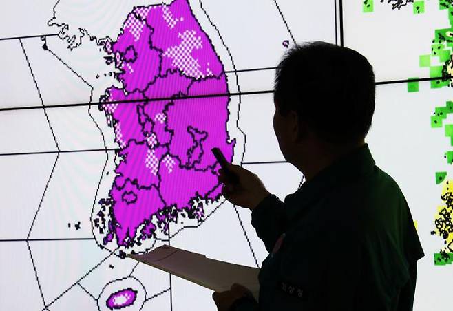 A forecaster shows the status of the heat wave at the Seoul Metropolitan Office of Meteorology in Gwonseon-gu, Suwon, Gyeonggi Province. Yonhap News