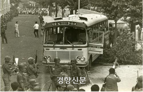 1971년 8월23일 실미도 부대원들이 탈취한 시외버스를 타고 청와대를 향하다 서울 대방동에서 자폭한 뒤 사건 현장.  경향신문 자료사진