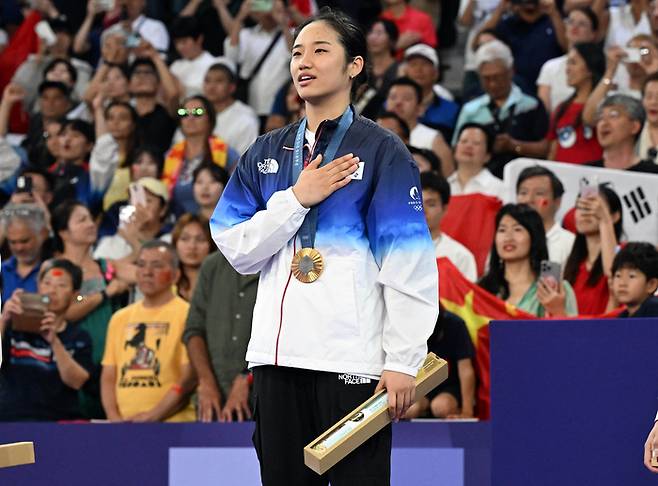 안세영이 5일(현지시간) 파리 라 샤펠 아레나에서 열린 2024 파리올림픽 배드민턴 여자 단식 결승전에서 중국 허빙자오와 경기에서 승리한 뒤 열린 시상식에서 국기에 대한 경례를 하고 있다. 2024.8.5 파리=올림픽사진공동취재단 / SEO