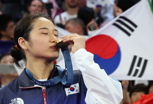 5일(한국 시간) 프랑스 파리 포르트드 라 샤펠 아레나에서 열린 2024 파리올림픽 배드민턴 여자 단식 결승전에서 중국 허빙자오를 이기고 우승을 차지한 안세영이 시상대에 올라 금메달에 입맞춤을 하고 있다. 연합뉴스