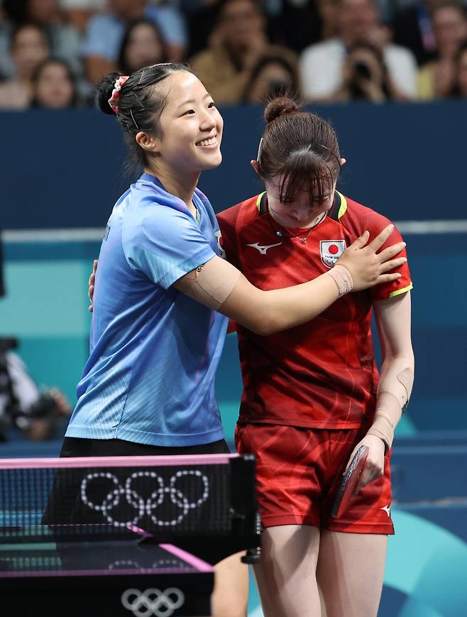 Shin Yu-bin congratulates Hina Hayata after her women's singles bronze medal match on Saturday at the 2024 Paris Olympics held in Paris, France. Shin Yu-bin lost to Japan's Hina Hayata 2-4. (Joint Press Corps)