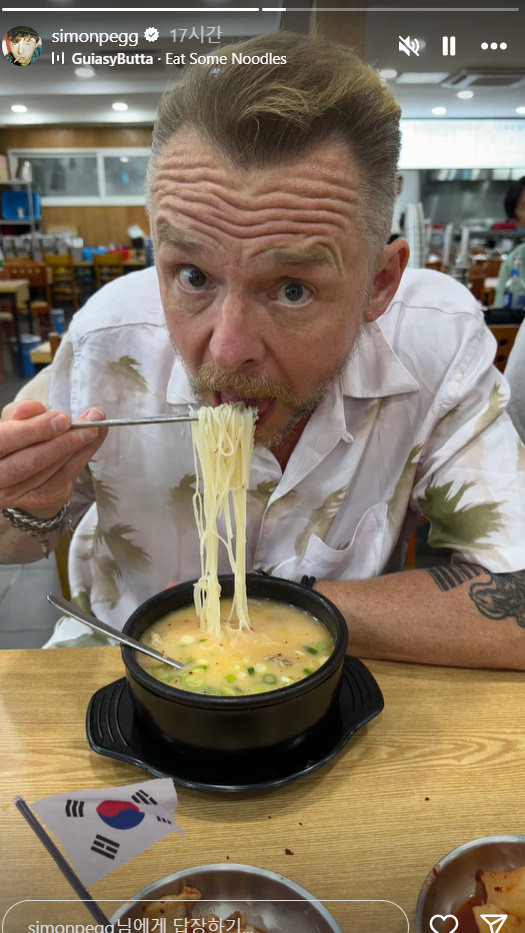 Simon Pegg eats gukbap (Simon Pegg's official Instagram)