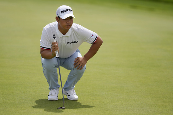 Tom Kim of Korea lines up his putt on the sixth green during the third round of the men's golf event at the Paris Olympics at Le Golf National in Saint-Quentin-en-Yvelines, France on Saturday. [AP/YONHAP]