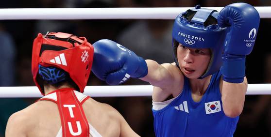 Korea's Im Ae-ji, right, throws a punch during the women's bantamweight semifinals at the Paris Olympics Sunday. [YONHAP]