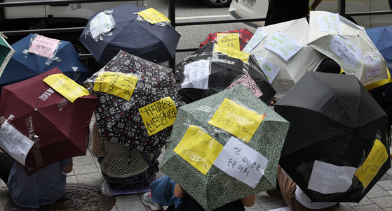 Protesters gathered in front of Qoo10's headquarters in Gangnam District, southern Seoul in late July demanding action from the company and its subsidiaries TMON and WeMakePrice as they continue to delay payments to their sellers. The two e-commerce platforms' application for a restructuring program was approved by a court on Friday. [NEWS1]