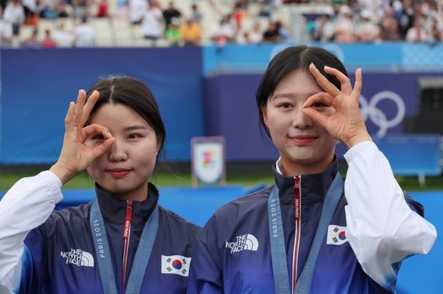 2024 파리올림픽 양궁 여자 개인전에서 금메달 차지한 임시현(오른쪽)과 은메달을 딴 남수현이 3일(현지시간) 프랑스 파리 앵발리드 양궁 경기장에서 열린 시상식에서 메달 세리머니를 선보이고 있다. 세리머니에는 ‘바늘구멍을 통과했다’는 의미가 담겼다. 파리=윤웅 기자