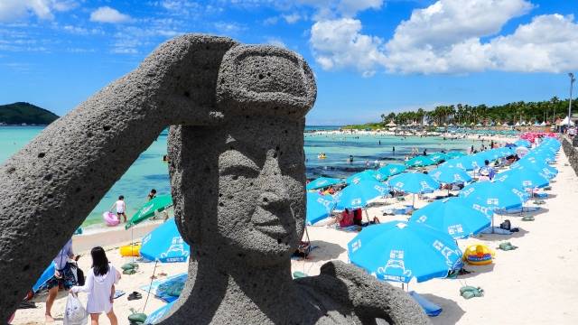 제주시 한림읍 금능해수욕장을 찾은 관광객들이 물놀이를 하며 더위를 식히고 있다. 뉴시스