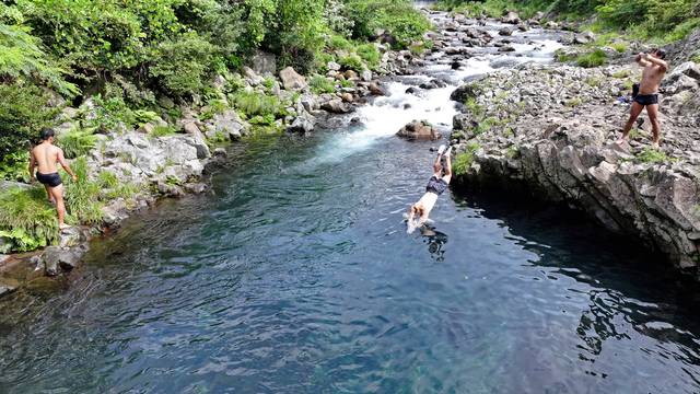 제주 서귀포시 강정동 강정천에서 피서객이 물놀이를 하고 있다. 연합뉴스