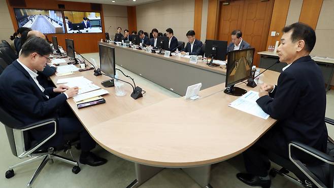 정은보 한국거래소 이사장(사진 맨 오른쪽)·경영지원, 코스피, 코스닥, 파생, 시장감시 담당 임부장이 참석한 가운데 시장상황 점검을 위한 비상대책 회의를 하고 있다. [사진 출처 = 한국거래소]