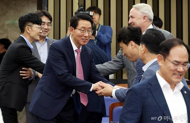 [서울=뉴시스] 조성봉 기자 = 김상훈 국민의힘 정책위의장이 5일 오후 서울 여의도 국회에서 열린 의원총회에서 동료의원들과 인사하고 있다. 2024.08.05. suncho21@newsis.com /사진=조성봉